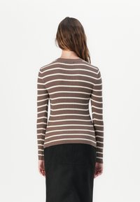Langermet ribbestrikket topp med brune og off-white striper, med rund halslinje og en tettsittende silhuett.