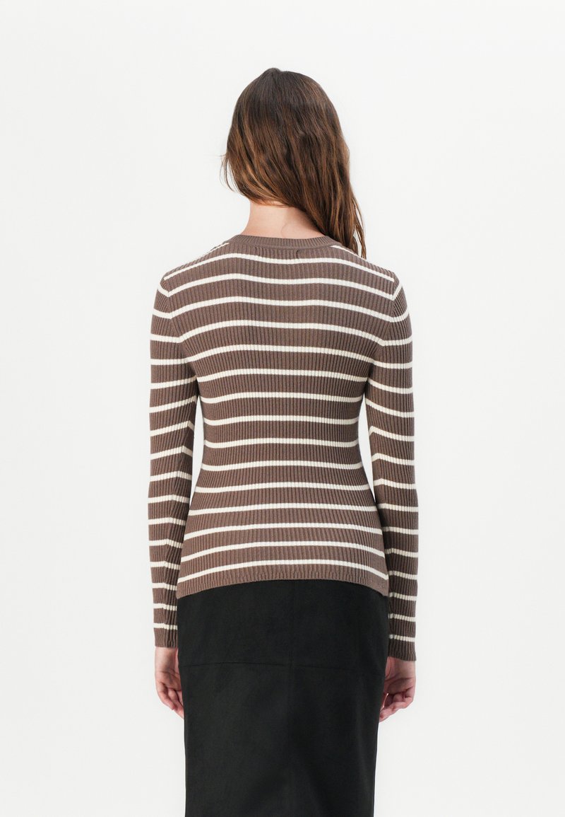 Langärmliges, geripptes Strickoberteil mit braunen und cremefarbenen Streifen, das über einen runden Ausschnitt und eine taillierte Silhouette verfügt.