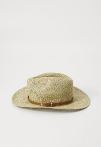 Stroh hatt med bred skärm, naturlig beige färg, utrustad med ett brunt läderband runt basen, designad med en vävd textur.