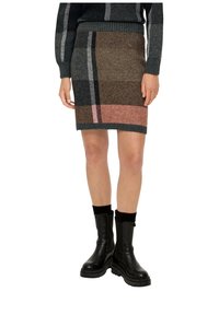 Stickad pennkjol med ett geometriskt mönster i bruna, gr å och rosa nyanser. Har en ribbad midja och en mjuk textur. Matchad med svarta stövlar.