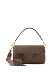 Brun lædertaske med tekstur, enkelt håndtag, aftagelig skulderrem, guldfarvet hardware og en rektangulær detalje på forsiden.