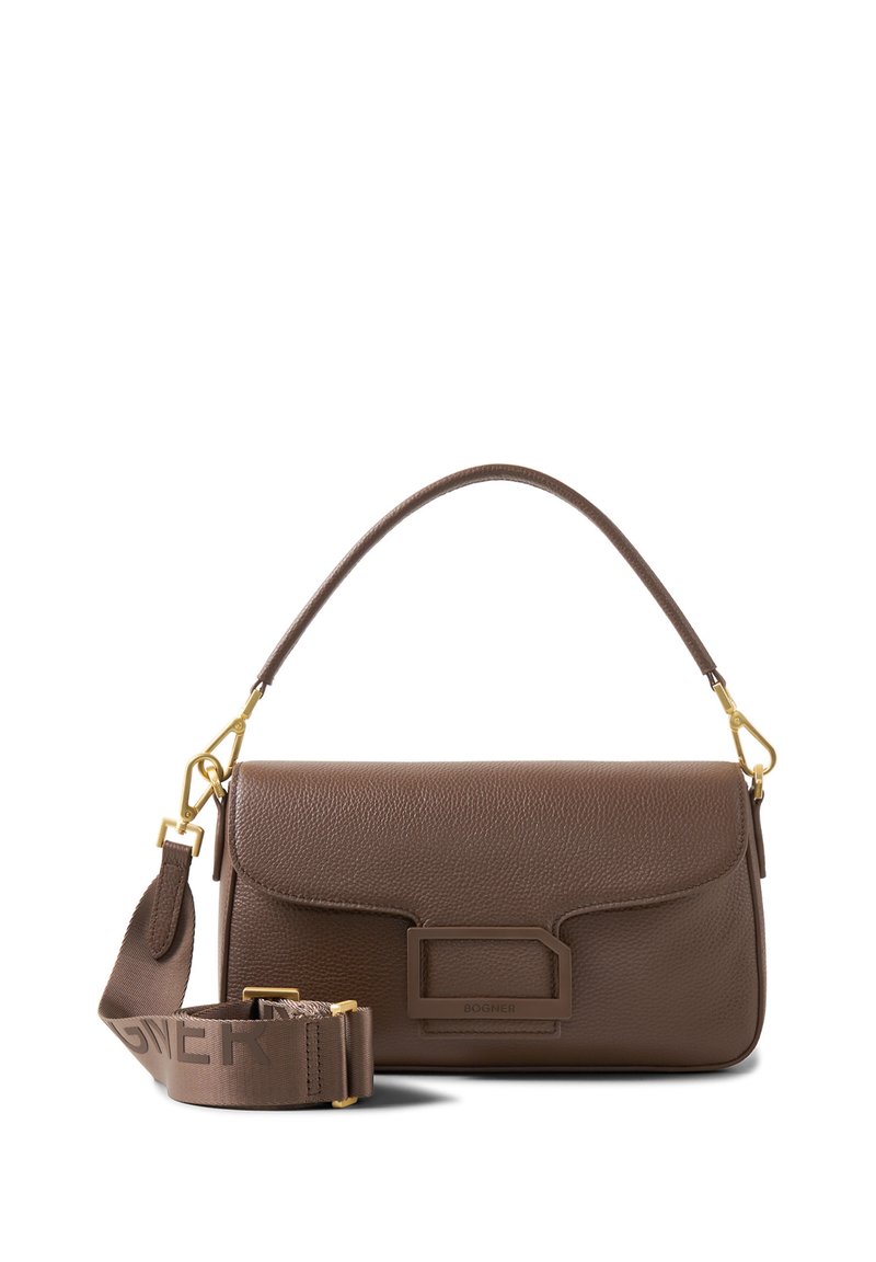 Brun lædertaske med tekstur, enkelt håndtag, aftagelig skulderrem, guldfarvet hardware og en rektangulær detalje på forsiden.