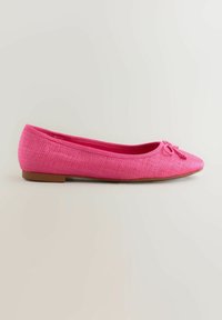 Rosa Stoff-Ballerinas mit strukturiertem Finish, runder vorne und einem kleinen Schleifenakzent auf der Vorderseite. Braune Gummisohle, flaches Design.