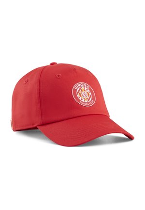 Rød baseballkasket med Girona Fodboldklub-logo på fronten, vist i en vinkel på en hvid baggrund.