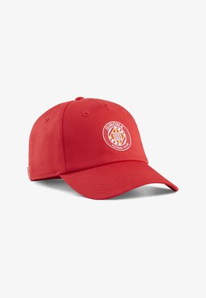 Czerwona czapka bejsbolowa z logo Girona Futbol Club z przodu, pokazana pod kątem na białym tle.