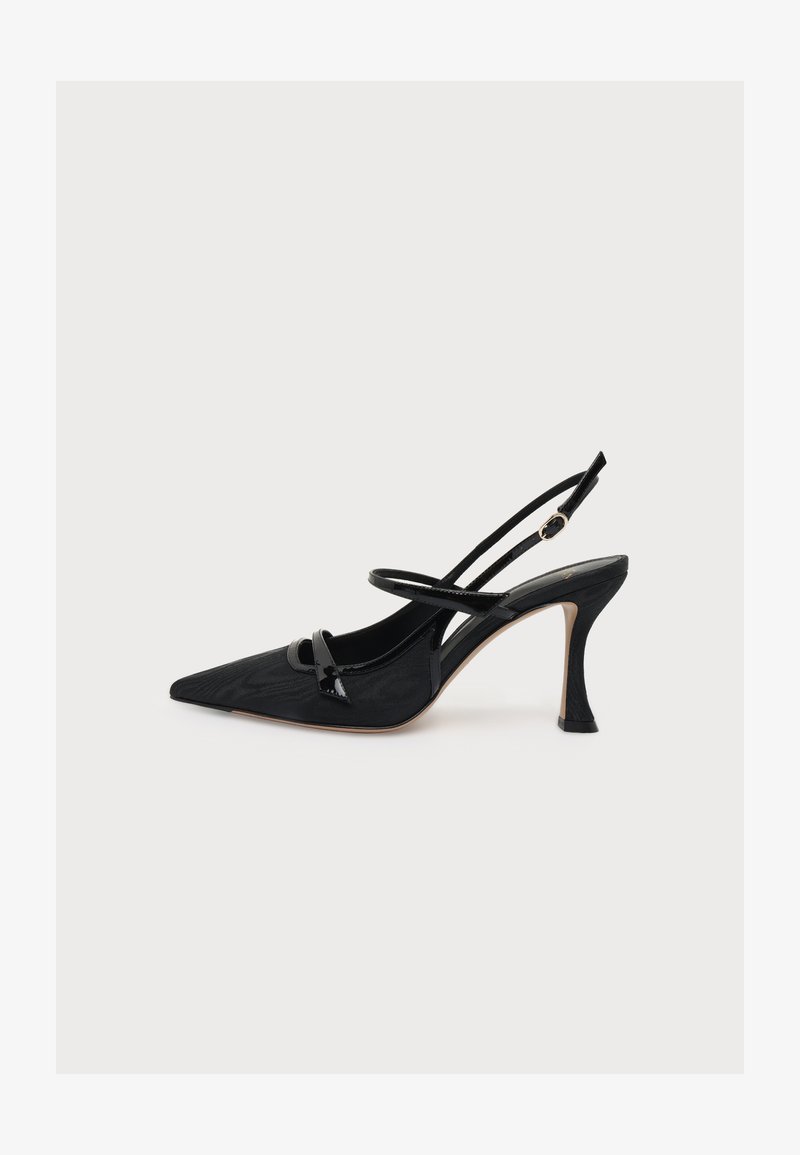 Μαύρο ψηλοτάκουνο slingback με μυτερή μύτη, λεπτά λουράκια στον αστράγαλο και στην καμάρα, πλαϊνή αγκράφα και καμπυλωτό τακούνι στιλέτο σε ανοιχτό φόντο.