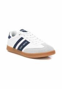 Sneaker bianco con accenti in suede grigio e strisce blu navy. Presenta una suola in gomma e chiusura con lacci. Pannelli laterali testurizzati presenti.