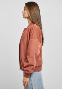 Urban Classics Bombera - terracotta