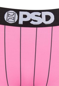 Biancheria intima sportiva rosa con strisce nere verticali e una cintura nera con il logo "PSD" in bianco. Realizzata in tessuto elasticizzato.