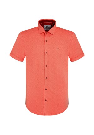 Camisa de manga corta en color coral con un patrón texturizado, botones marrones en contraste y un cuello clásico. Emblema en el lado izquierdo del pecho.