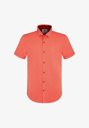 Kurzarmshirt in Korallenfarbe mit strukturiertem Muster, kontrastierenden braunen Knöpfen und klassischem Kragen. Emblem auf der linken Brust.