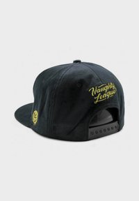 Musta snapback-lippis, joka on valmistettu puuvillasta ja jossa on kultakuviointi "Naughty League" sekä logo takana, muovisella napsulukolla.