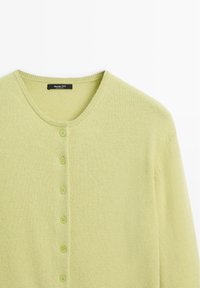 Cardigan verde chiaro realizzato in un tessuto morbido, con scollatura rotonda, maniche lunghe e sei bottoni coordinati lungo la parte anteriore.