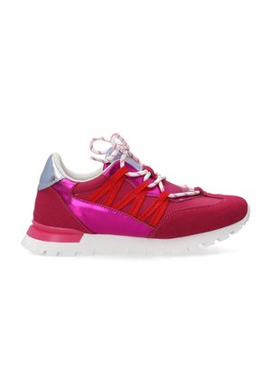 Sportliche Schuhe mit einem Obermaterial aus pinkem Wildleder, metallischen lila Akzenten, roten Schnürsenkeln und einer weißen Gummisohle. Sie verfügen über eine runde Zehenpartie und einen gepolsterten Kragen.