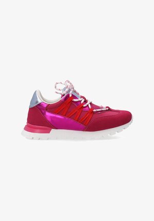 Sportliche Schuhe mit einem Obermaterial aus pinkem Wildleder, metallischen lila Akzenten, roten Schnürsenkeln und einer weißen Gummisohle. Sie verfügen über eine runde Zehenpartie und einen gepolsterten Kragen.