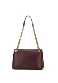 Burgundské kožené kabelky s hladkou texturou, zakončené zlatým řetízkem a mosaznými očky, s obdélníkovým tvarem.