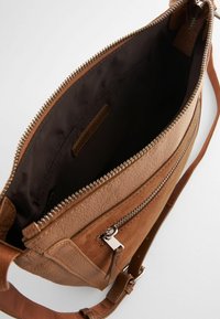 Next POCKET MESSENGER - REGULAR FIT - Rankinė per petį - tan brown