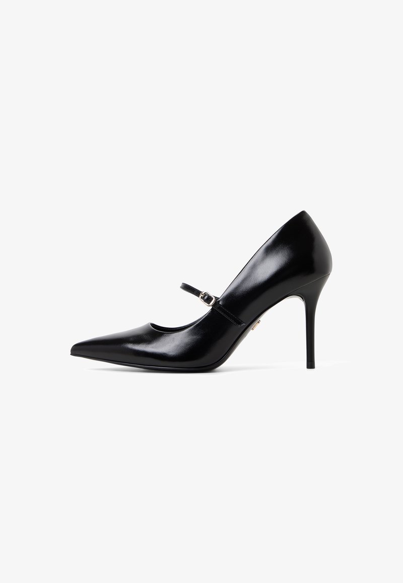 Chaussure à talon haut en cuir noir avec un bout pointu, une bride unique avec une boucle, et une finition lisse et brillante.