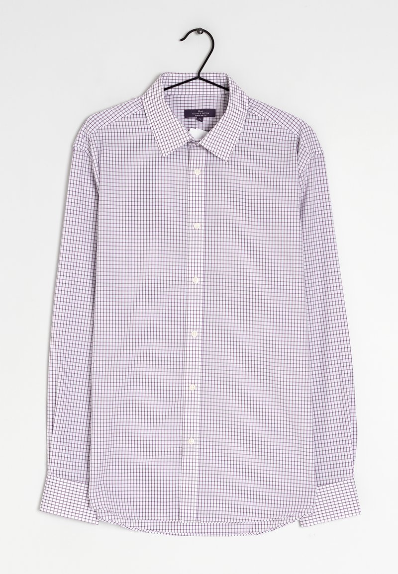 Chemise à manches longues avec un motif à carreaux lavande et blancs. Présente un col boutonné et un ourlet droit. Le tissu semble léger.