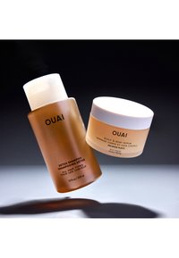 OUAI Detox Shampoo in een doorschijnende amberkleurige fles, 300 ml. Gecombineerd met een mat witte pot Melrose Place Scalp & Body Scrub, 96 g.
