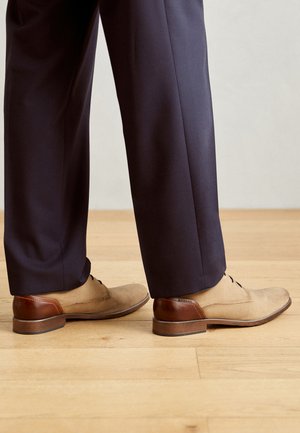 bugatti Derbies - sand