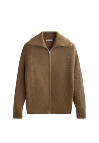 Pulover tricotat maro cu guler înalt, fermoar pe toată lungimea, modele geometrice și mâneci largi. Materialul texturat adaugă profunzime designului.