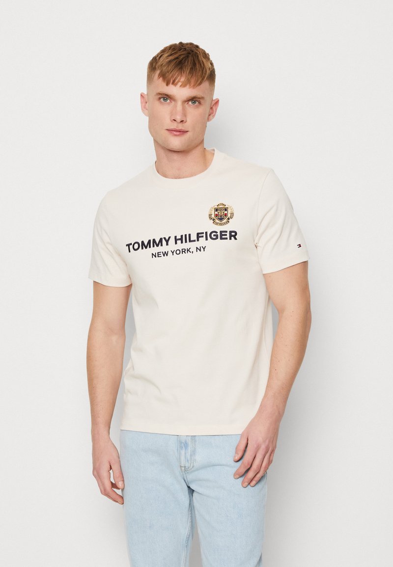 Tommy Hilfiger ICON STACK CREST TEE TShirt print feather white