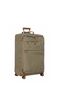 Valise en tissu kaki avec une poignée rétractable, plusieurs poches zippées, des accents marron et quatre roues pour une maniabilité aisée.