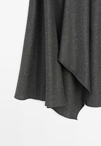 Tessuto grigio carbone elegantemente drappeggiato, caratterizzato da una texture liscia e una finitura morbida. I bordi presentano un design a onde sottili e assottigliato.