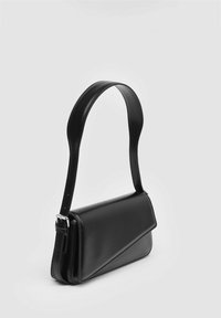 Borsa a tracolla in pelle nera con un design elegante e angolare e una tracolla ampia. Presenta una texture liscia e dettagli metallici in tono argento.