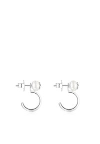 Pendientes de aro de plata con un acabado brillante, que cuentan con una única perla blanca en el centro. Diseño sencillo y moderno con una textura suave.