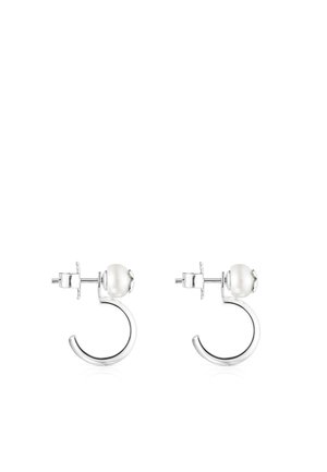 Boucles d'oreilles en argent avec une finition brillante, mettant en avant une seule perle blanche au centre. Design simple et moderne avec une texture lisse.