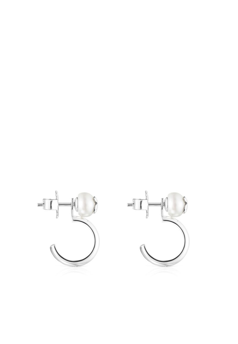 Pendientes de aro de plata con un acabado brillante, que cuentan con una única perla blanca en el centro. Diseño sencillo y moderno con una textura suave.
