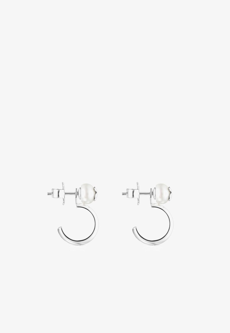 Pendientes de aro de plata con un acabado brillante, que cuentan con una única perla blanca en el centro. Diseño sencillo y moderno con una textura suave.