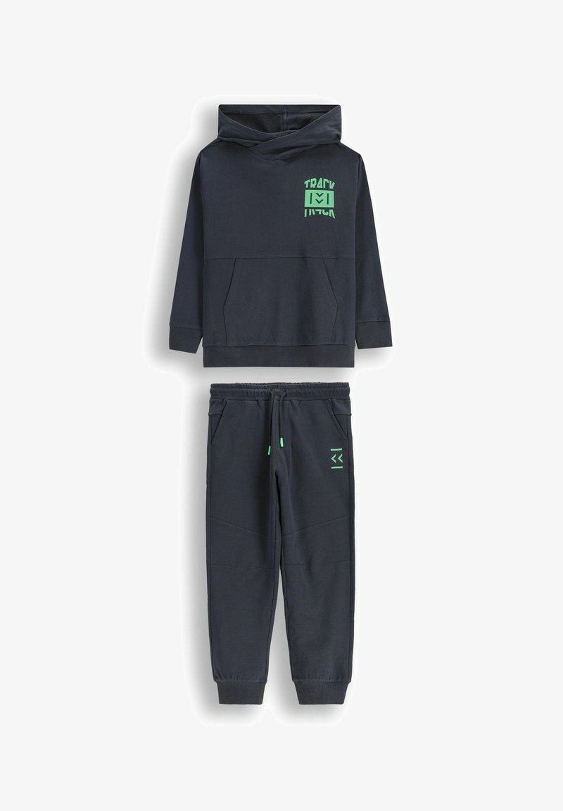 Granatowa bluza z kapturem z zielonym nadrukiem, przednią kieszenią i pasującymi dresami z zielonymi akcentami oraz bocznymi kieszeniami, wykonana z miękkiego materiału.