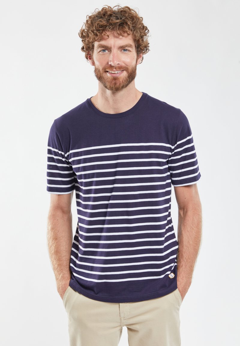 Marineblå kortærmet t-shirt med vandrette hvide striber. Har rund halsudskæring og en lille orange logo-detajle nær kanten.