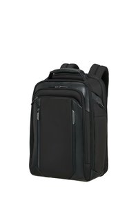 Zaino nero con un design strutturato, dotato di molteplici tasche con zip, spallacci imbottiti e una maniglia superiore per un facile trasporto.
