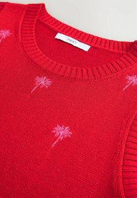 Un pull en tricot rouge avec un col rond, pr�ésentant une broderie subtile de palmiers roses. Bords côtelés et tissu texturé. Étiquette de marque visible.