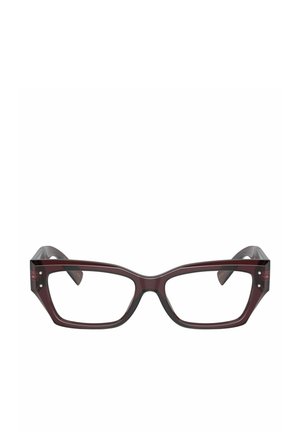 Montature rettangolari per occhiali di colore rosso scuro con lenti chiare e bordi leggermente inclinati, viste da davanti su sfondo bianco.