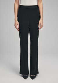 Pantaloni neri a gamba larga realizzati in tessuto liscio, caratterizzati da un alto punto vita, dettagli con bottoni frontali e una vestibilità su misura.