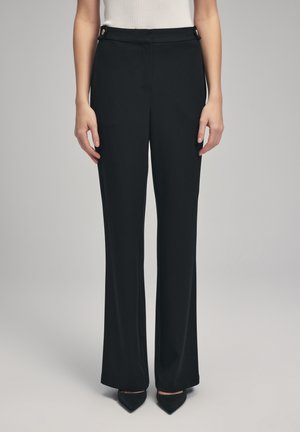 Zwarte, wijde broek gemaakt van zachte stof, met een hoge taille, knoopaccenten aan de voorkant en een getailleerde pasvorm.