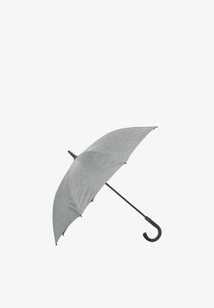 Szary otwarty parasol z zakrzywioną czarną rączką i metalowym trzpieniem, przedstawiony na białym tle.