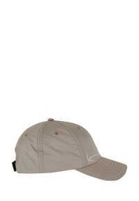 Beige baseballcaps med buet skygge, laget av lett stoff. Har stitchede detaljer og en liten logo foran.