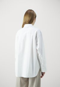 Gina Tricot CHUNKY - Button-down blouse - white