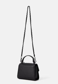 Schwarze synthetische Handtasche mit strukturierter Form, oberem Griff und Kettenriemen. Verfügt über eine glatte Textur und keine sichtbaren Hardwaredetails.