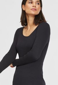Schwarzes Langarmoberteil mit rundem Ausschnitt, aus glattem Stoff gefertigt. Die enganliegende Passform betont die Silhouette. Dezenter Stretch für zusätzlichen Komfort.