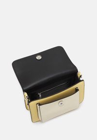 Schwarze Lederhandtasche mit gelben und cremefarbenen Akzenten. Verfügt über ein Reißverschlussfach und einen Druckknopfverschluss. Glatte Textur, rechteckige Form.