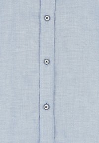 Lichtblauwe button-up shirt van een gestructureerde stof, met een verticale rij van vier knopen en subtiele stikdetails.