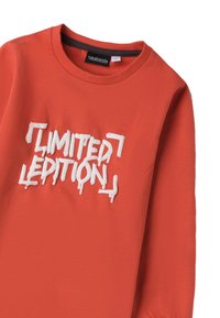 T-shirt a maniche lunghe rossa in cotone, con una stampa grafica bianca che dice "EDIZIONE LIMITATA" con un effetto gocciolante.