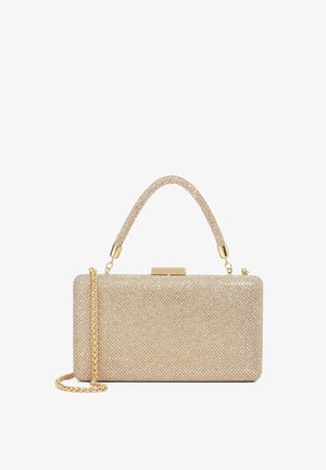 Pochette de soirée rectangulaire dorée recouverte de cristaux étincelants, avec une petite poignée et une bandoulière amovible sur fond blanc.